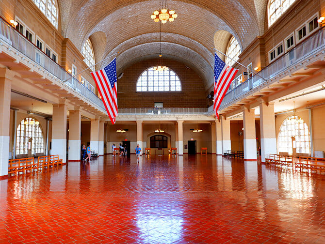 Het Vrijheidsbeeld en Ellis Island Tour - Ellis Island gebouw New York