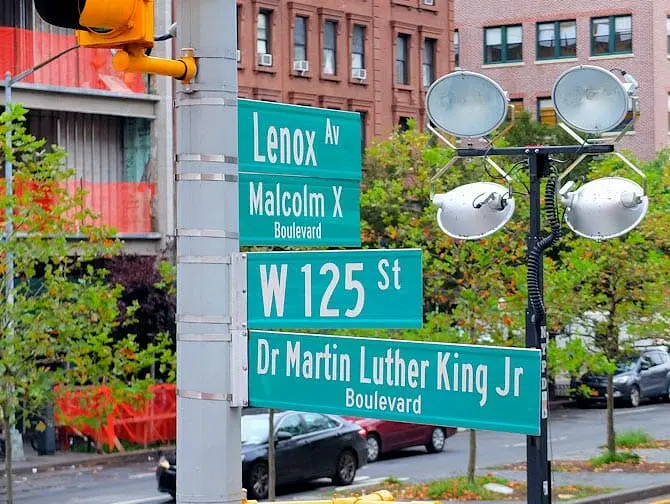 Wat te doen in Harlem New York - Straatnaamborden