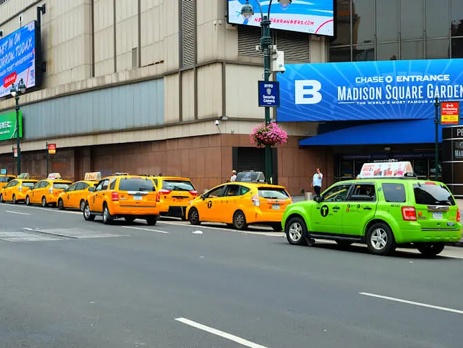 Taxi's in New York - limegroene taxi naast een gele taxi