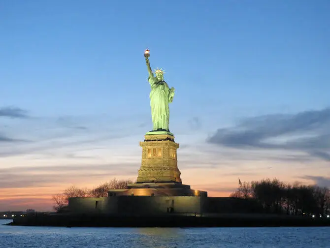 Statue of Liberty bij zonsondergang in New York