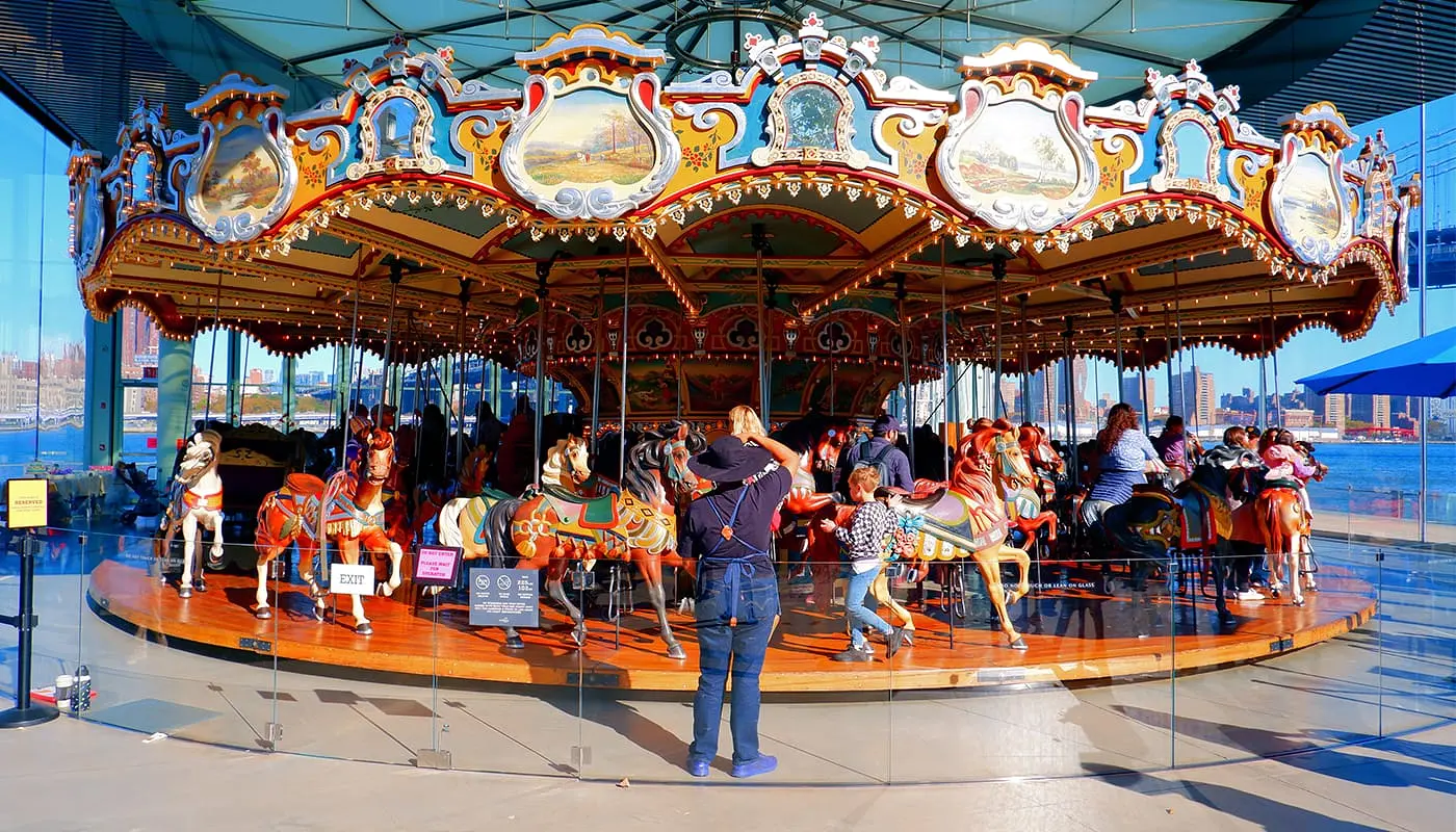 Janes Carousel in Brooklyn - De Draaimolen