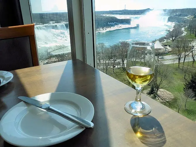 Dagtrip Niagarawatervallen vanuit New York - lunch bij Niagara Falls