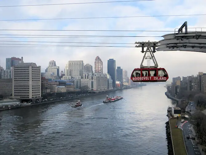 Roosevelt tram vanaf Queens Boro Bridge in New York
