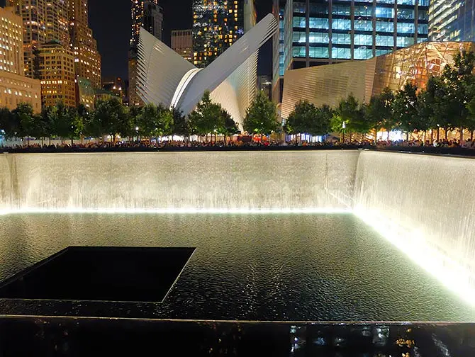 9-11 Memorial in de avond in New York