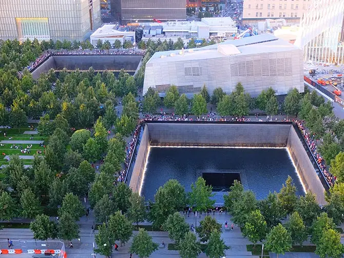 Het 9/11 Memorial-Monument in New York - Vanboven
