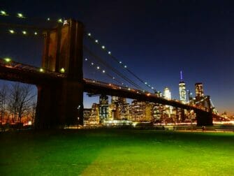 Parken in New York - Brooklyn Bridge 's avonds