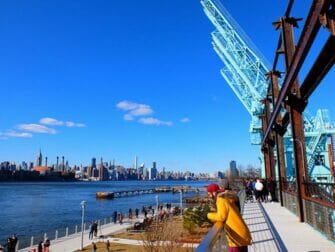 Parken in New York - Loopbrug in Domino Park