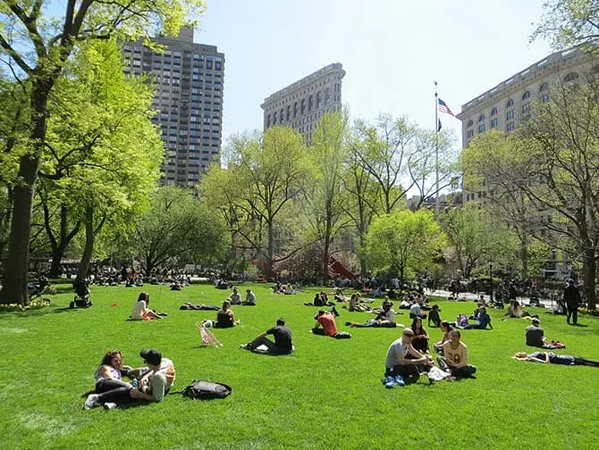 Parken in New York - mensen in Madison Square Park