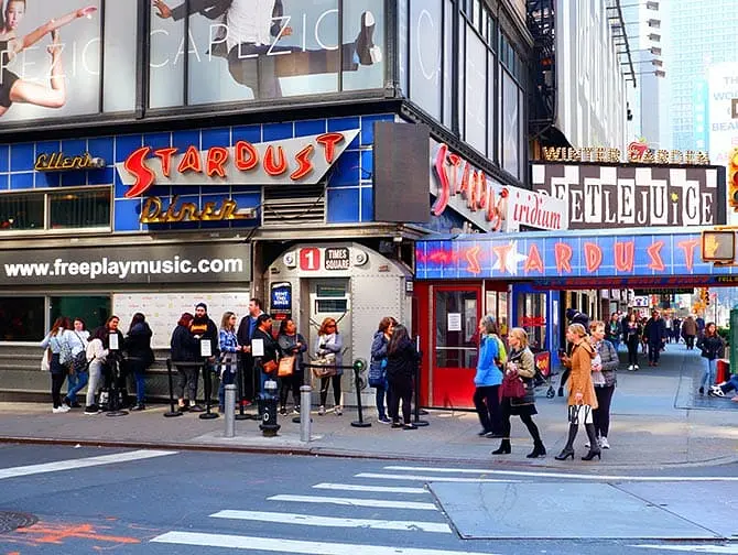 Themarestaurants in New York - Ellen's Stardust Diner
