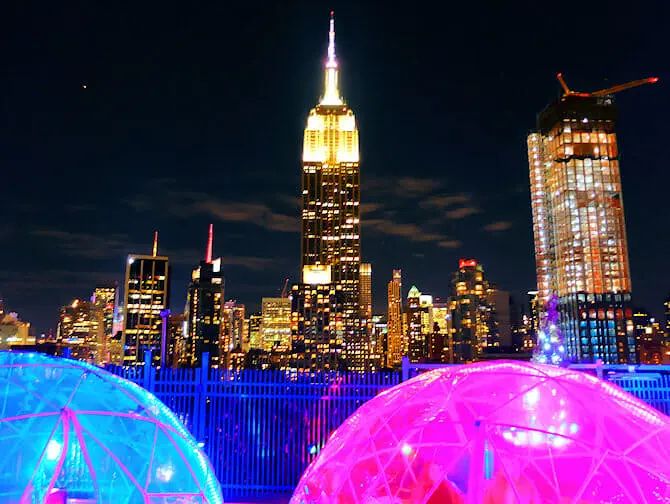 Beste rooftopbars in New York - 230 Fifth in de avond