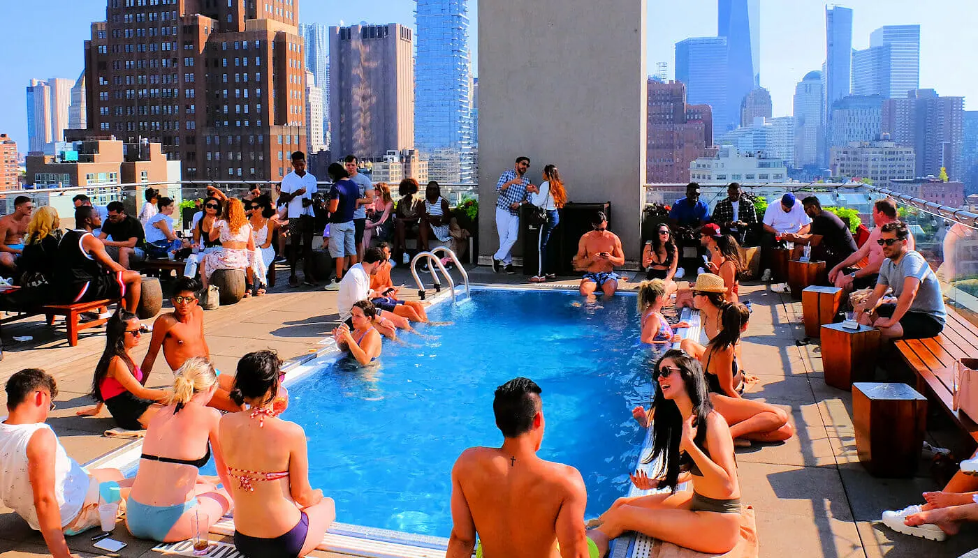 Beste rooftopbars in New York - zwembad