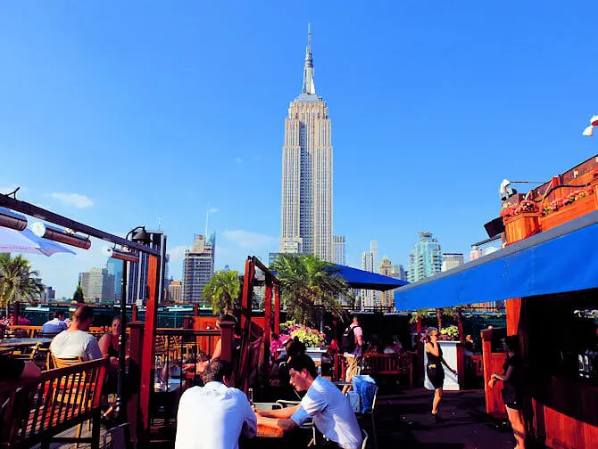 Beste Rooftopbars in New York - 230 Fifth Overdag