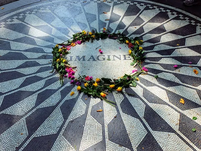 Strawberry fields in de ochtend in central park