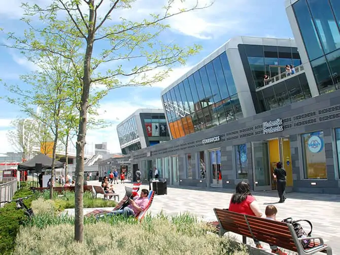 Empire Outlets New York City - Waterkant