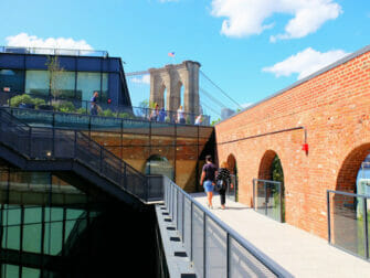 Brooklyn Bridge Park in New York - Empire Stores Dak