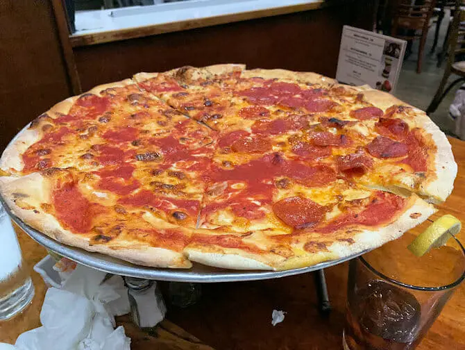 Met kinderen uit eten in New York - Pizza bij Johns