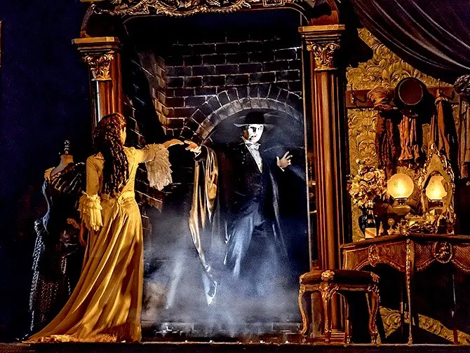 The Phantom of the Opera op Broadway Tickets - Decor