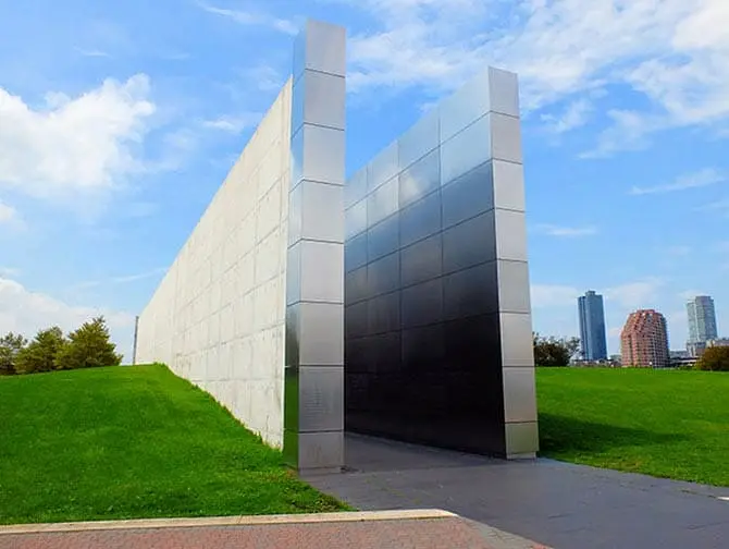 Empty Sky Memorial in New Jersey - Uitzicht vanaf de zijkant