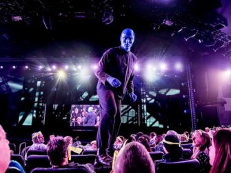 Blue Man Group in New York Tickets - Blue Man in het publiek