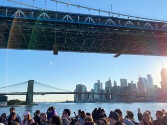 Happy Hour Cruise in New York - Varen over de East River