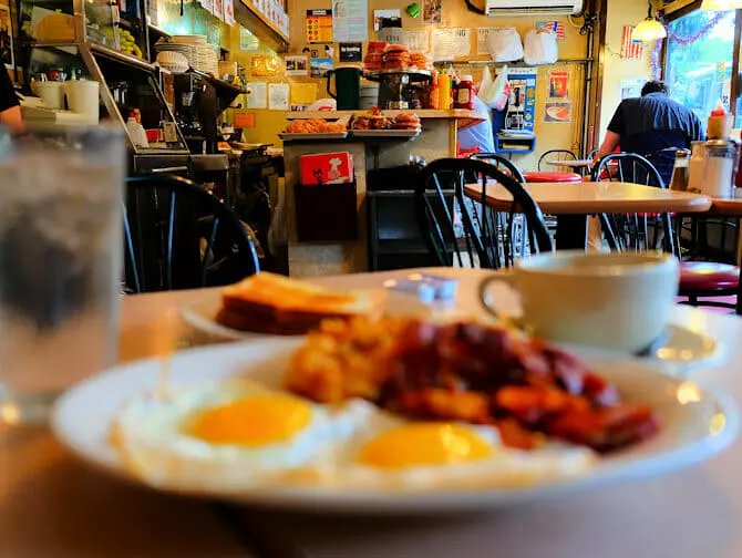 Ontbijten in New York - La Bonbonniere ontbijt