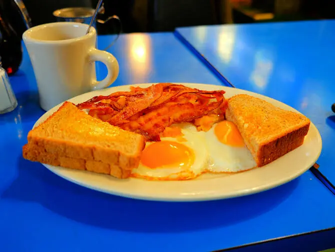 Typisch Amerikaans eten in New York Sunny side up