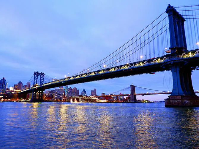 Manhattan Bridge in New York - In de avond