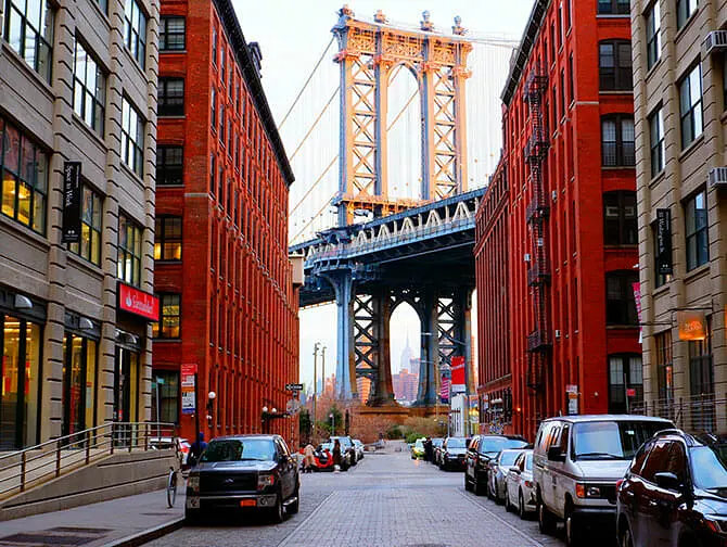 Manhattan Bridge in New York - Met Empire State Building