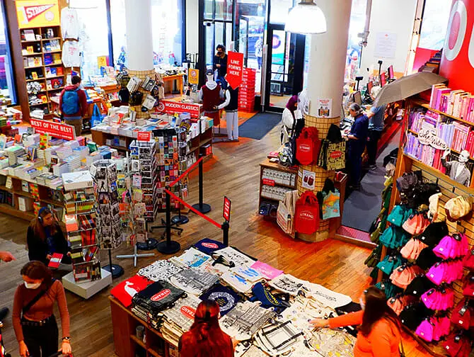 The Strand Bookstore in New York van binnen