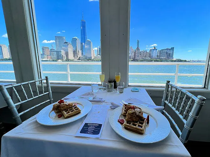 Brunch Cruise in New York Tafel