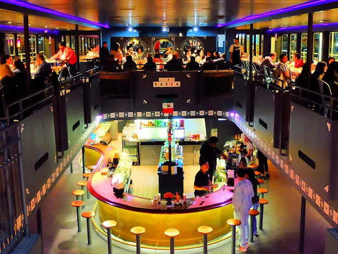 Hudson River Dinner Cruise in New York - Binnen