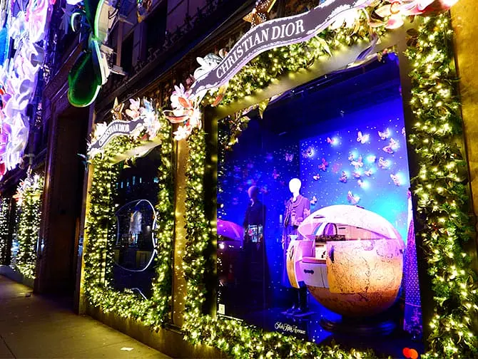 Saks Fifth Avenue Holiday Light Show in New York - Etalages