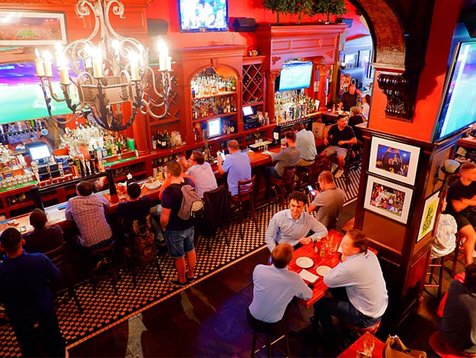 Beste Sportbars in New York - The Football Factory at Legends binnen