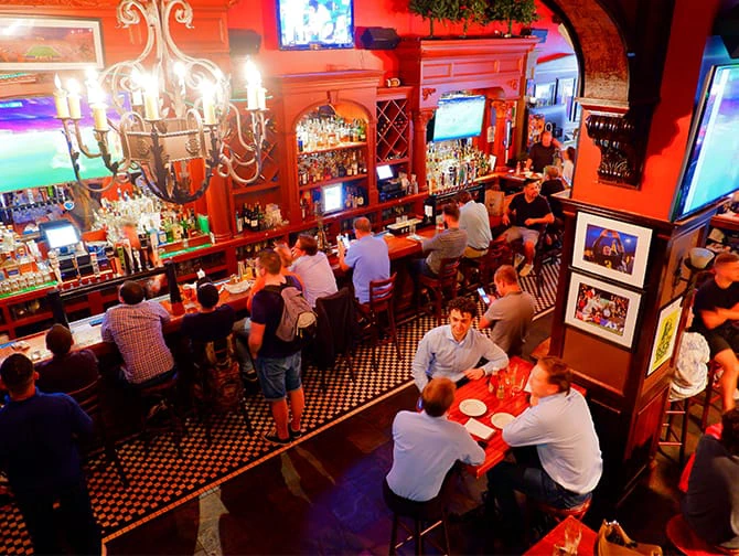 Beste Sportbars in New York - The Football Factory at Legends binnen