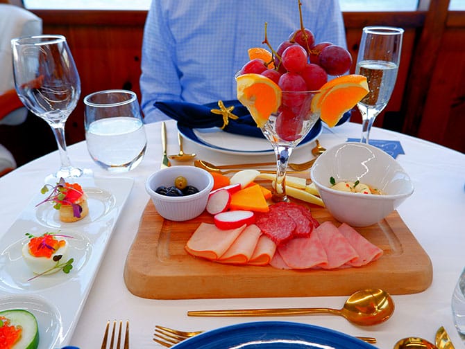 Dinner Cruise in New York - Eten