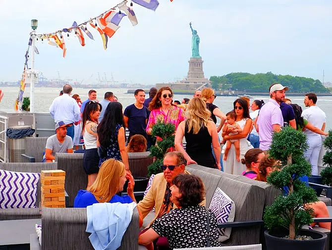 New York Dinner Cruise met Buffet - Buiten