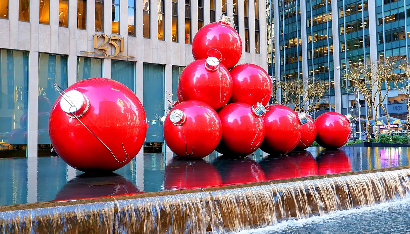 Kerst dagplanning voor New York - Decoratie op 6th Avenue