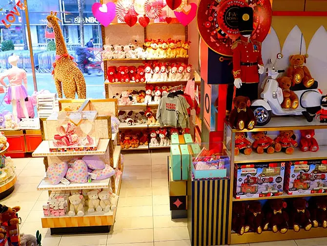 FAO Schwarz in New York - Rockefeller Plaza