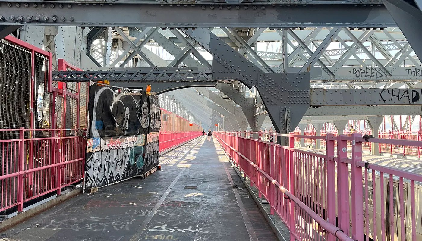 Williamsburg Bridge in New York - De Williamsburg Bridge oversteken